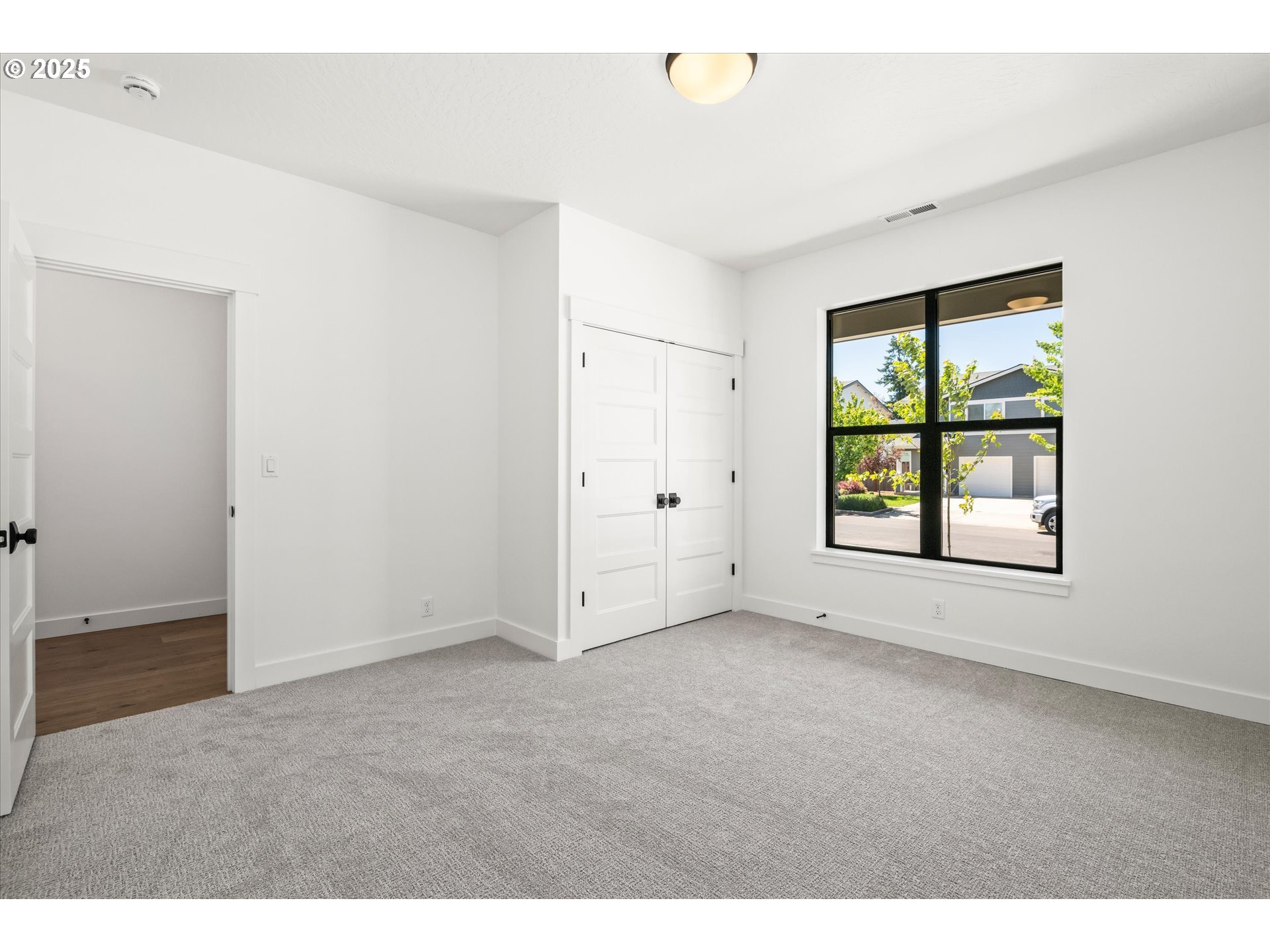 88139 Jameson Way Veneta, OR 97487 - Photo 6 of 26 an empty room with windows and closet