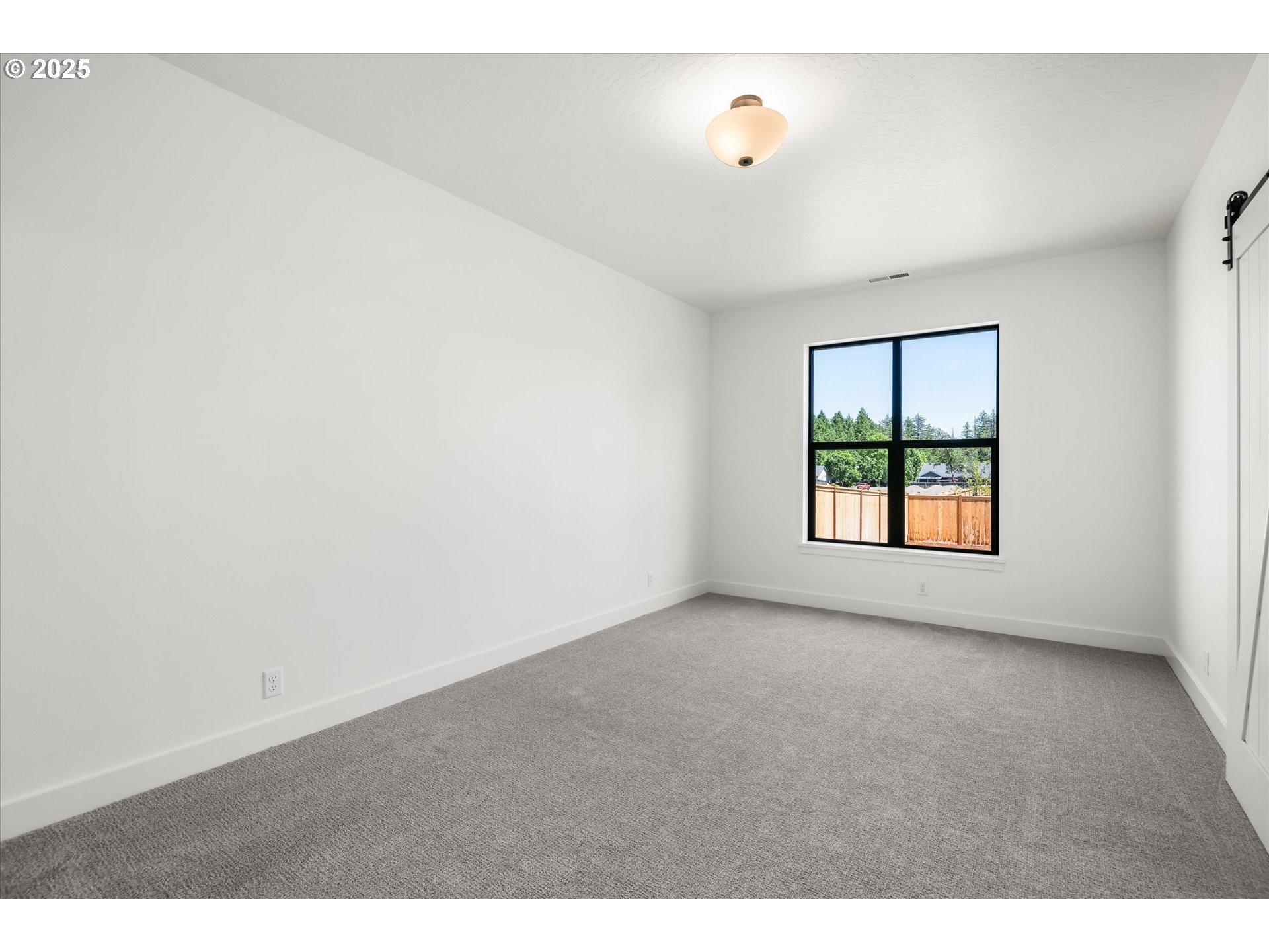 88139 Jameson Way Veneta, OR 97487 - Photo 10 of 26 an empty room with windows