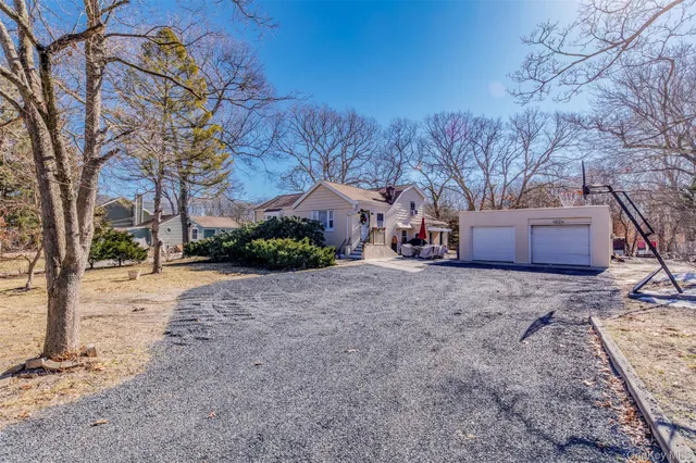 a view of a yard with a tree