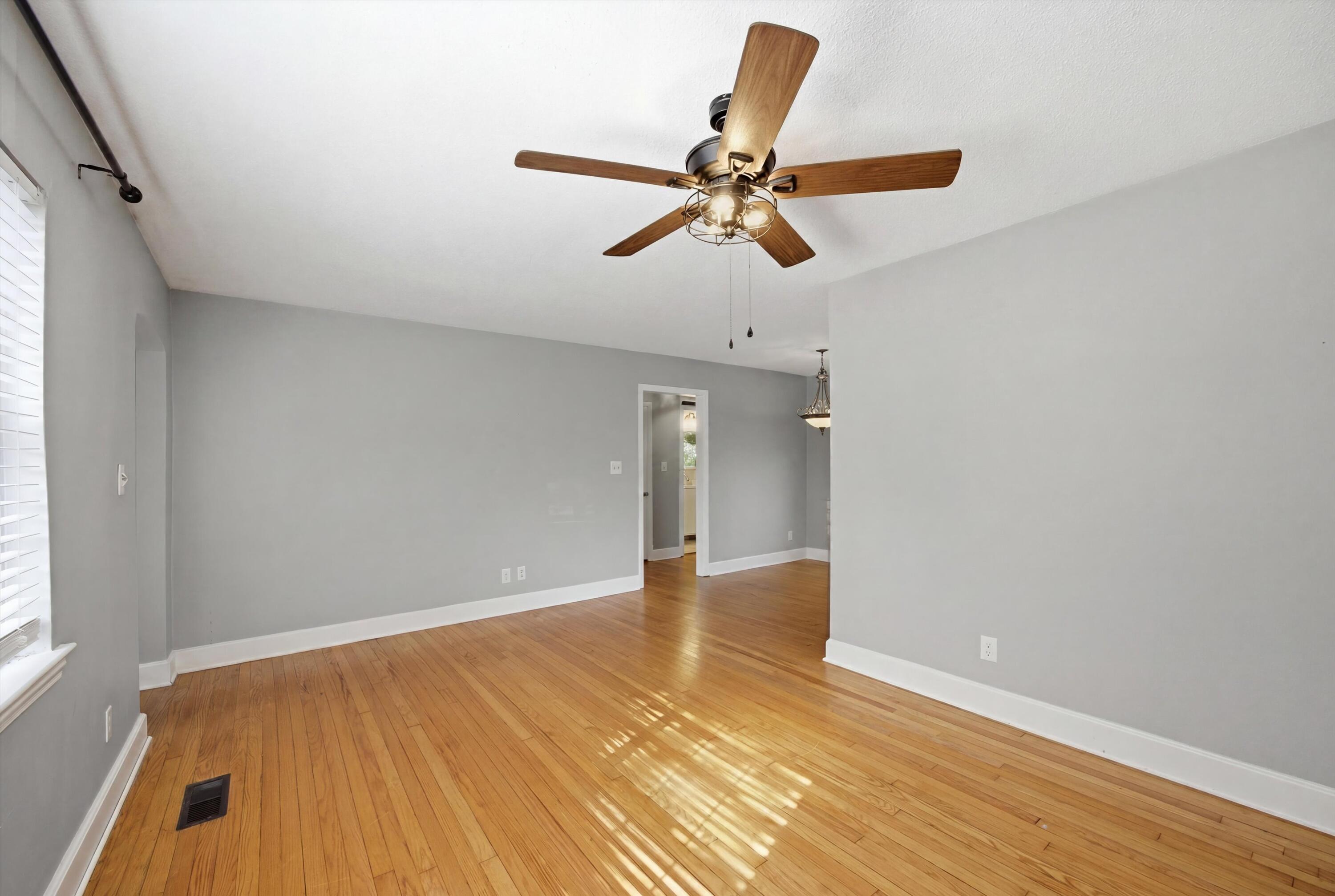 718 Pyron Lane Chattanooga, TN 37412 - Photo 6 of 26 Living Room