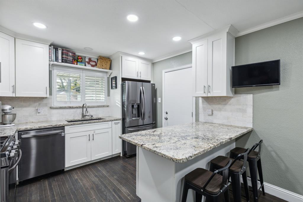 8938 Angleton Place Dallas, TX 75243 - Photo 6 of 27 Gallery Image 6