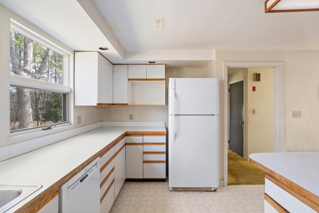 88 Lakeview Road Framingham, MA 01701 - Photo 11 of 32 Gallery Image 11