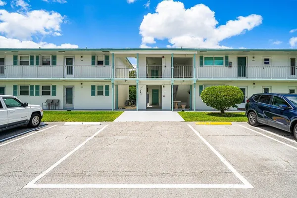 $149,999 | 1117 Lake Terrace, Unit 207, Boynton Beach, FL 33426