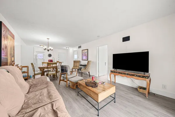 $149,999 | 1117 Lake Terrace, Unit 207, Boynton Beach, FL 33426