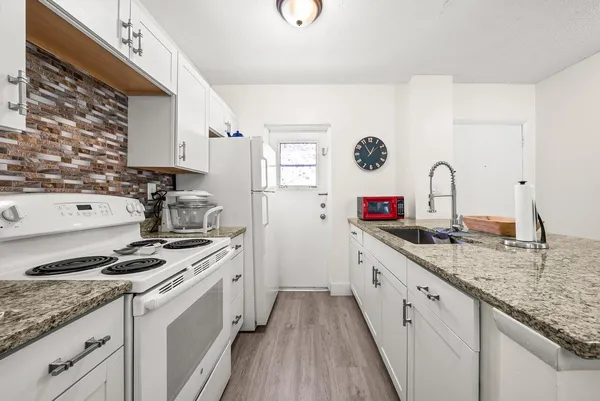 $149,999 | 1117 Lake Terrace, Unit 207, Boynton Beach, FL 33426