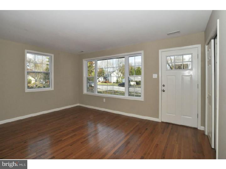 1605 Buttonwood Road Flourtown, PA 19031 - Photo 4 of 25 Living Room