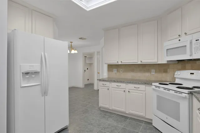 $2,200 | 166 Burgandy Vine Court, The Woodlands, TX 77384