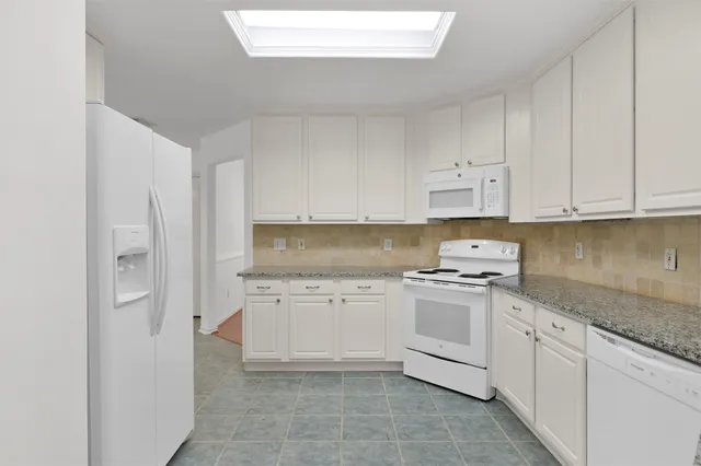 $2,200 | 166 Burgandy Vine Court, The Woodlands, TX 77384