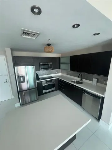 $2,900 | 90 Southwest 3rd Street, Unit 2207, Miami, FL 33130