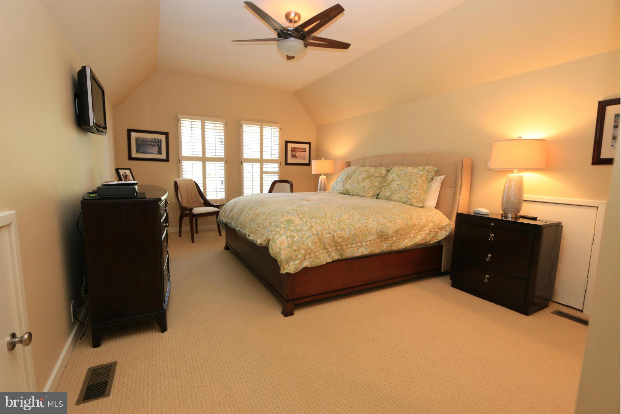 11571 Lake Newport Road Reston, VA 20194 - Photo 15 of 30 Spacious Upper Level Suite