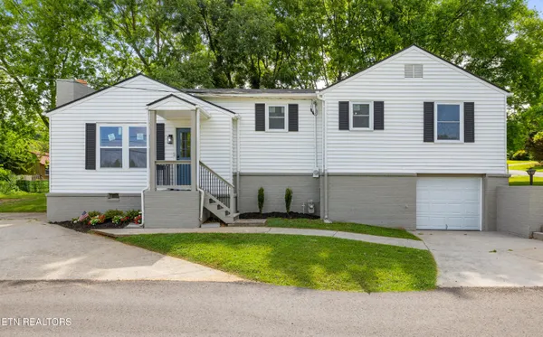 $345,000 | 300 Henderson Street, Maryville, TN 37804