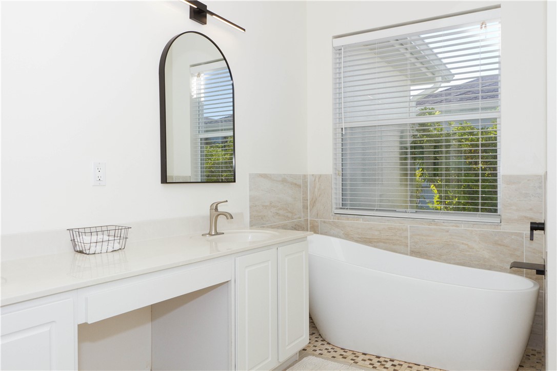 628 Tangelo Circle Southwest Vero Beach, FL 32968 - Photo 18 of 36 a bathroom with a sink and a bathtub