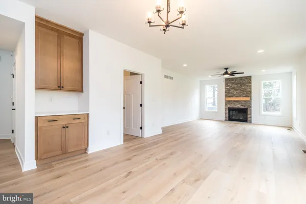 a view of a big room with closet and windows