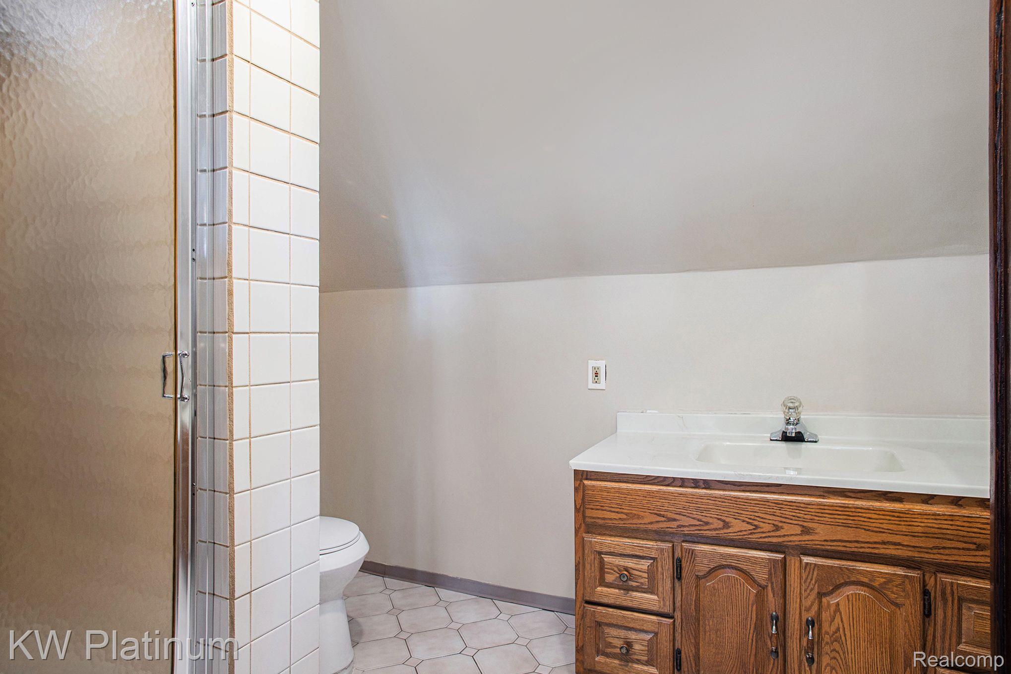 16321 East 9 Mile Road Eastpointe, MI 48021 - Photo 17 of 25