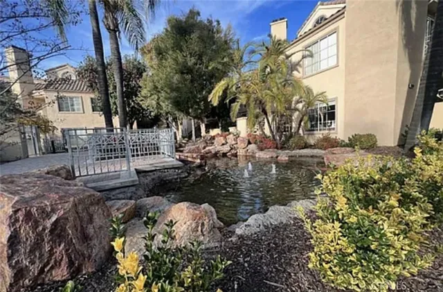 a view of backyard of a building