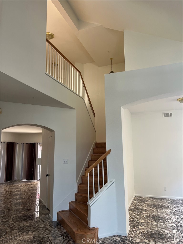 15827 Fiddleleaf Road Fontana, CA 92337 - Photo 6 of 15 Stairs