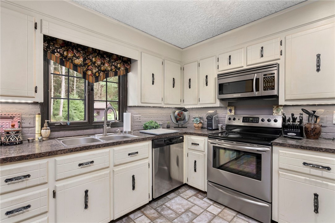 28 Weaver Hill Road West Greenwich, RI 02817 - Photo 12 of 49