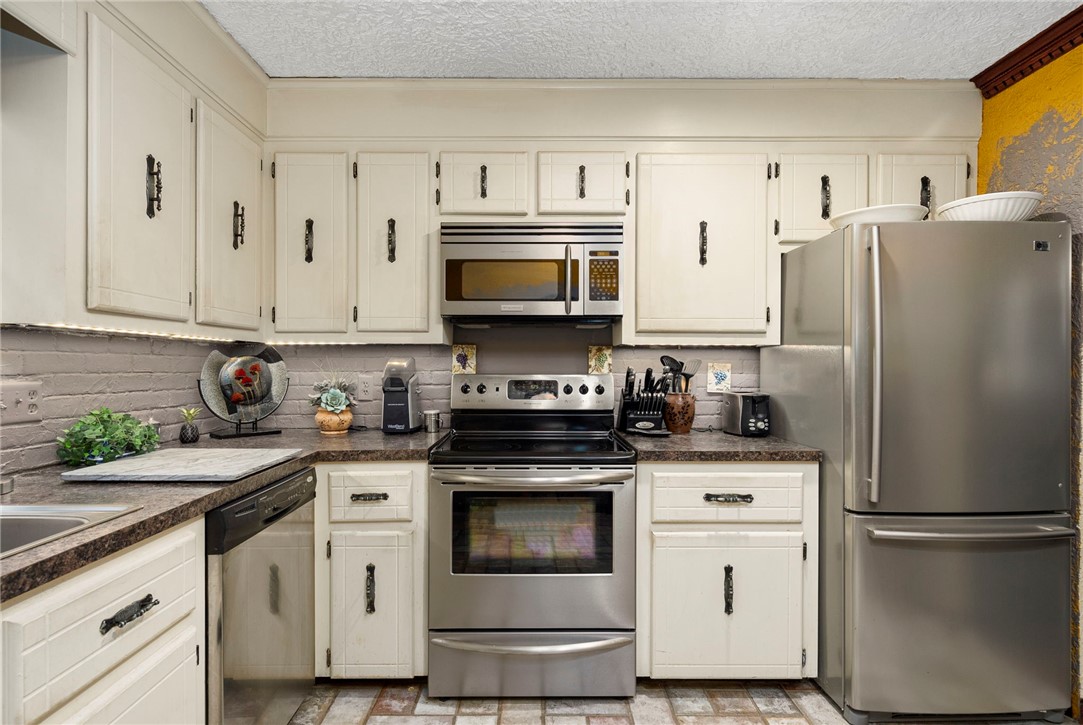 28 Weaver Hill Road West Greenwich, RI 02817 - Photo 10 of 49