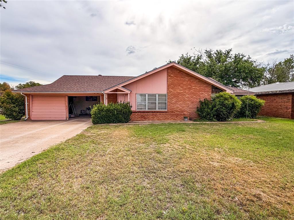 1706 North Ave H Haskell, TX 79521 - Photo 1 of 25 a front view of house with yard and green space