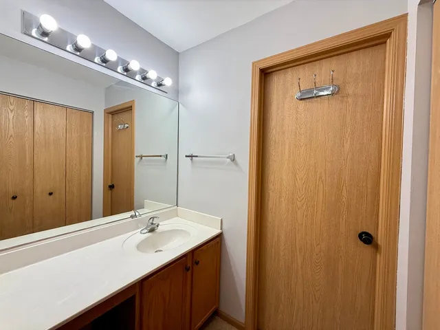 $1,900 | 616 Windsor Drive, Unit D, Fox Lake, IL 60020