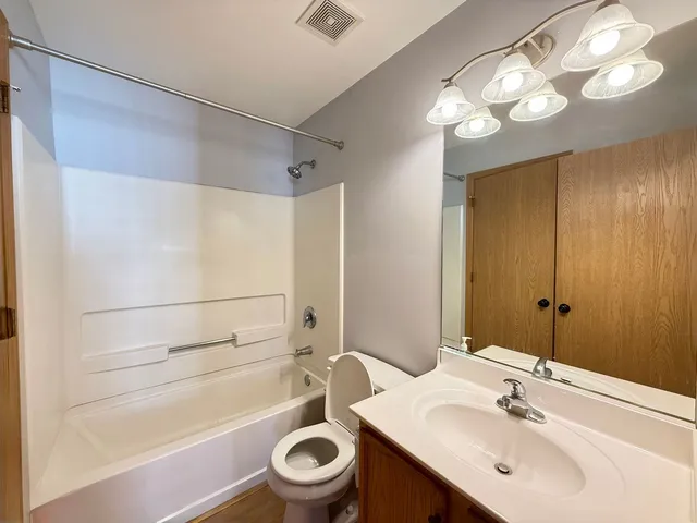 $1,900 | 616 Windsor Drive, Unit D, Fox Lake, IL 60020