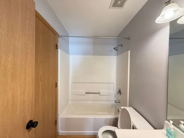 $1,900 | 616 Windsor Drive, Unit D, Fox Lake, IL 60020