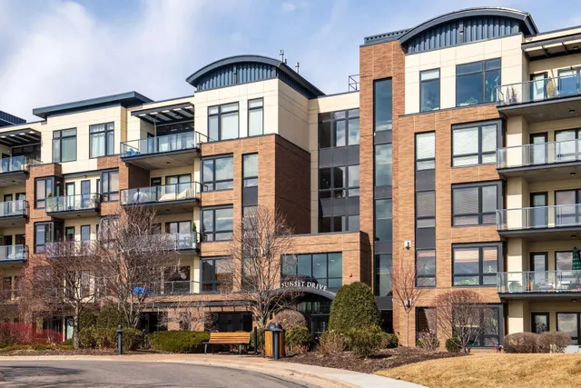 $575,000 | 4201 Sunset Drive, Unit N406, Spring Park, MN 55384
