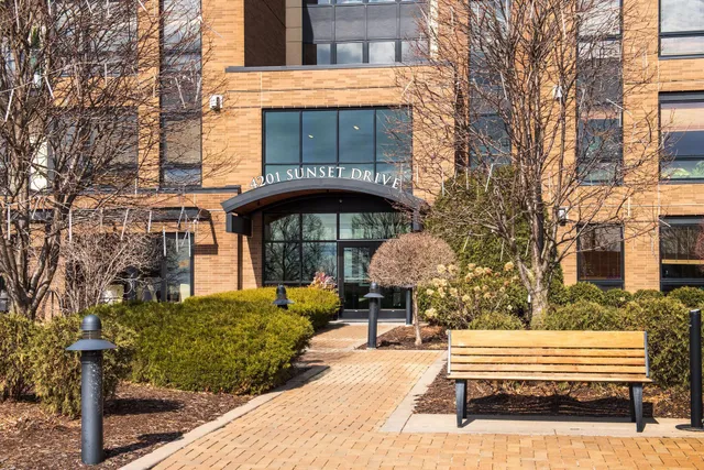 $575,000 | 4201 Sunset Drive, Unit N406, Spring Park, MN 55384