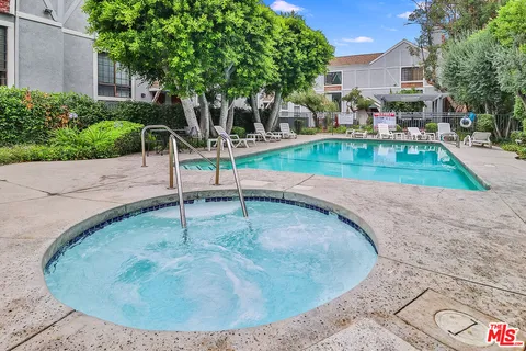 $4,500 | 18100 Burbank Boulevard, Unit 19, Tarzana, CA 91356
