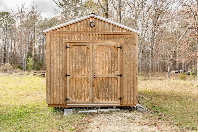 a view of a tiny house with backyard