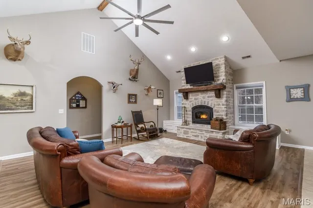 $274,900 | 19904 Divine Road, Lebanon, MO 65536