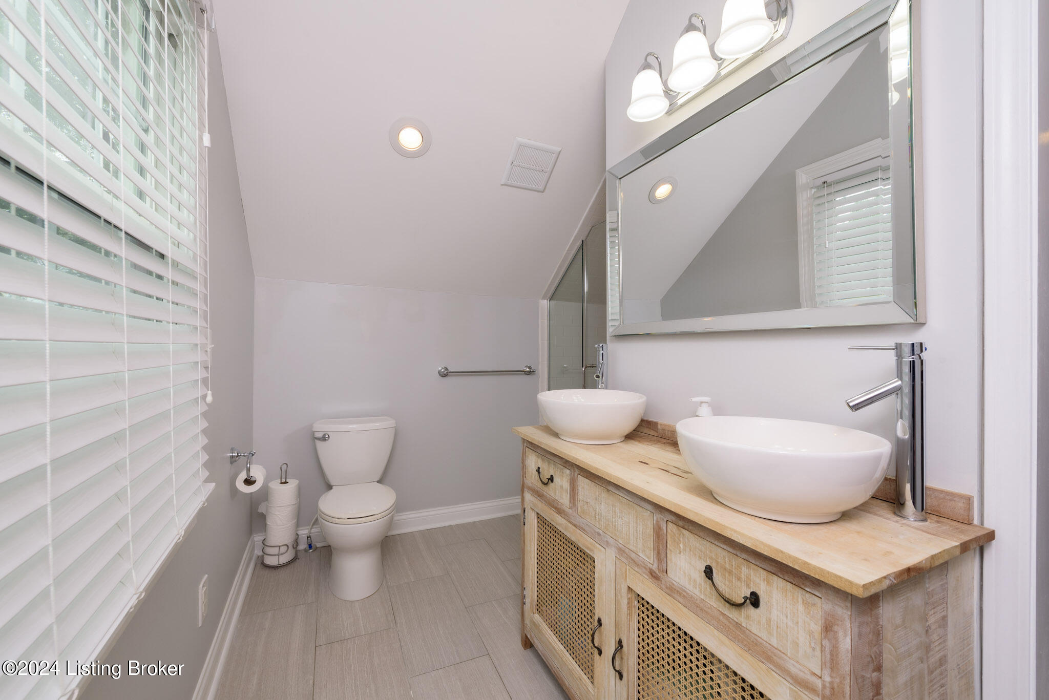4027 Alton Road Louisville, KY 40207 - Photo 14 of 26 16