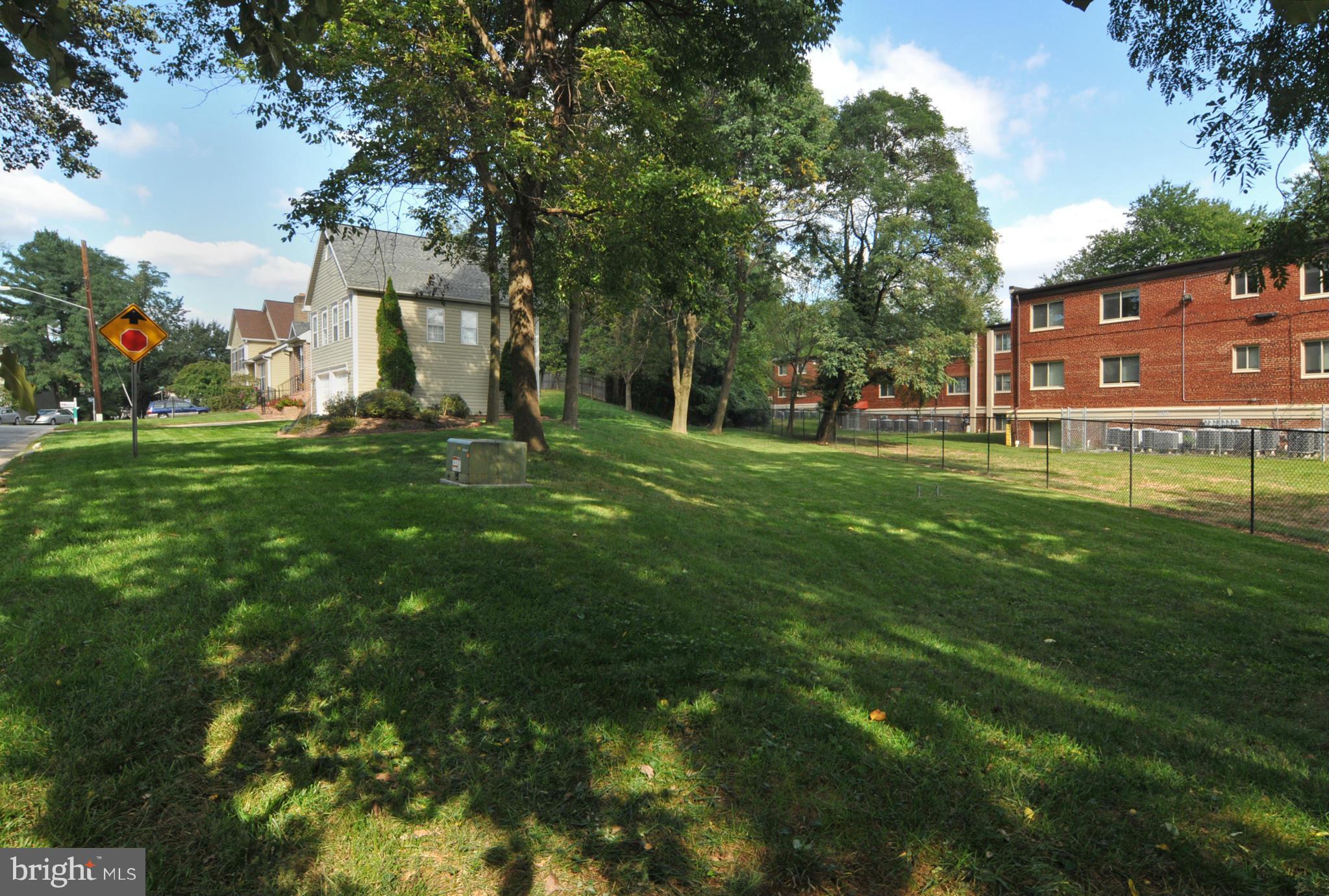2440 Lyttonsville Road Silver Spring, MD 20910 - Photo 5 of 30 Right Side Lawn