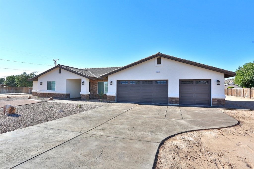 16522 Muni Road Apple Valley, CA 92308 - Photo 8 of 48 a house view with a outdoor space
