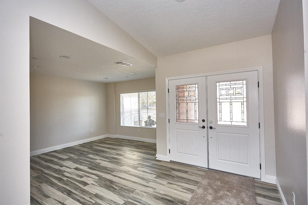 16522 Muni Road Apple Valley, CA 92308 - Photo 10 of 48 a view of empty room with wooden floor and fan