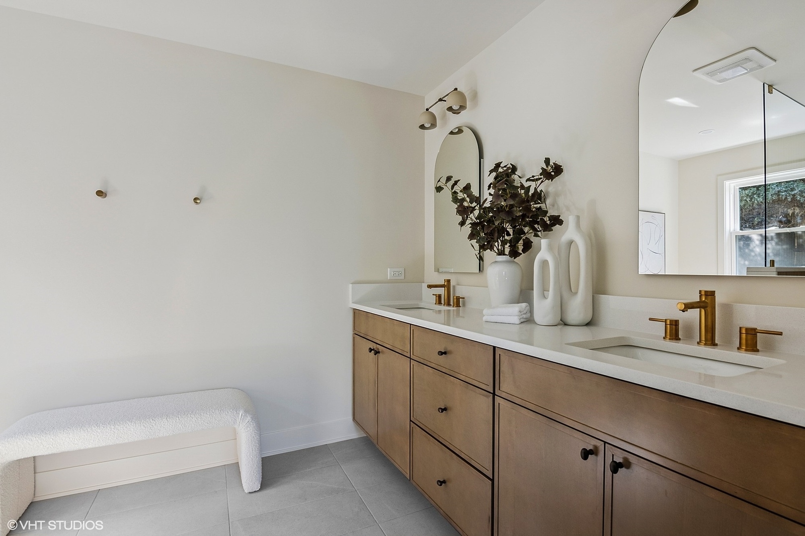 148 Geneva Road Glen Ellyn, IL 60137 - Photo 21 of 45 a bathroom with a sink and mirror with