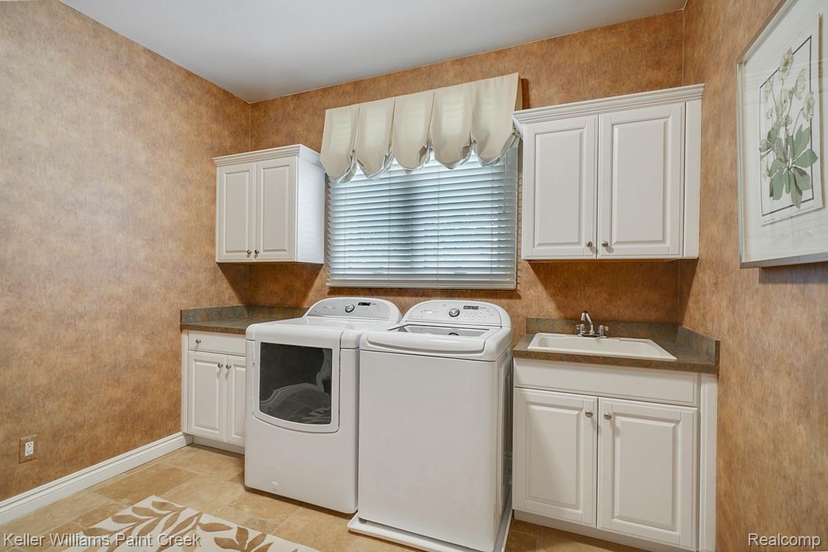 4902 Crestone Way Rochester, MI 48306 - Photo 40 of 70 Main level Laundry room.