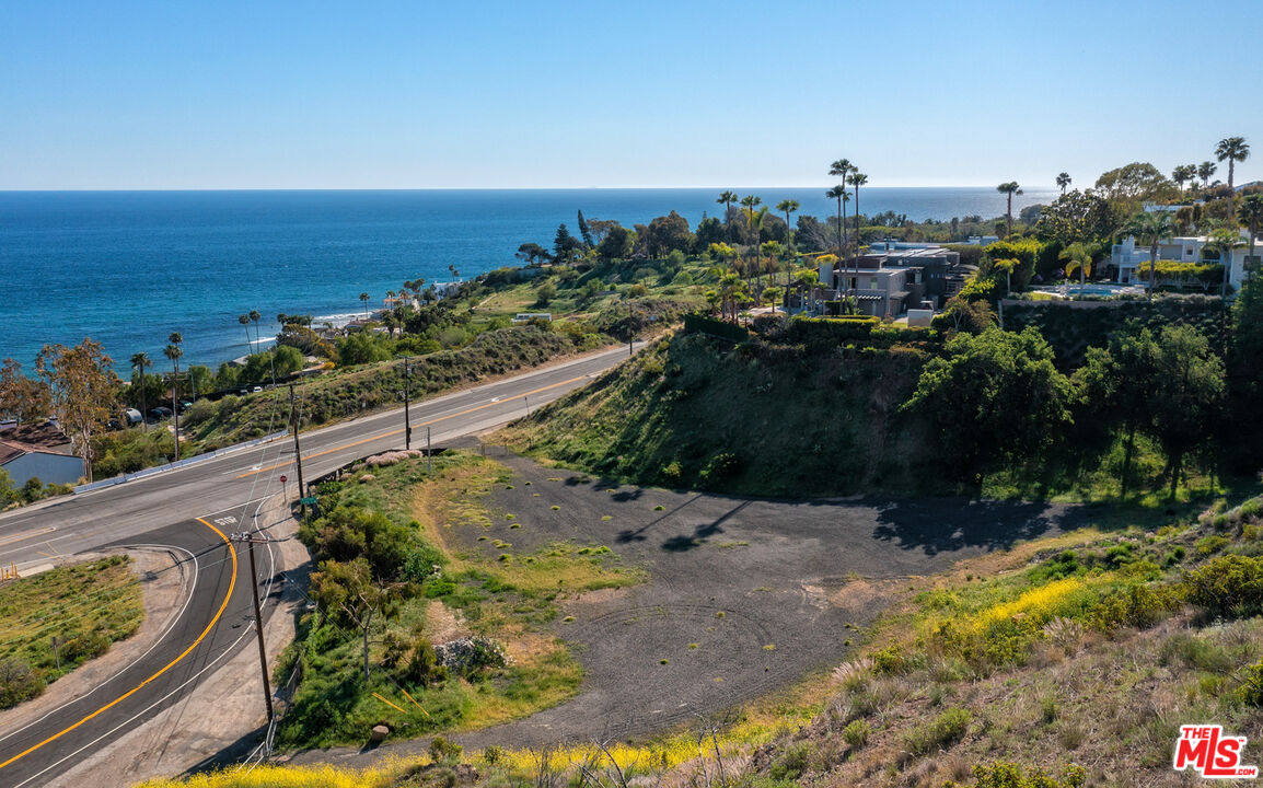 6445 Latigo Canyon Road Malibu, CA 90265 - Photo 4 of 5 a view of a city