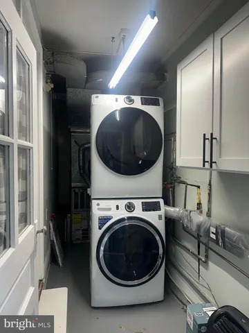 a view of a livingroom with washer and dryer