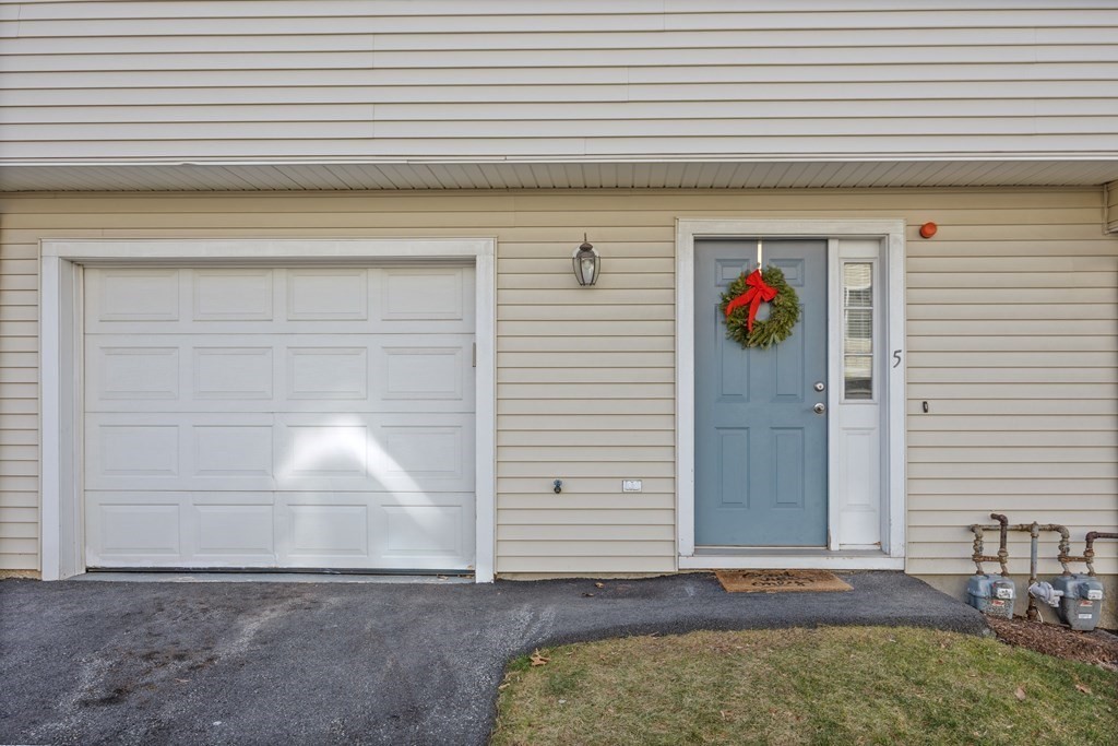 995 Trapelo Road, Unit 5 Waltham, MA 02452 - Photo 3 of 32 a front view of house