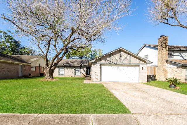 a view of a house with a yard