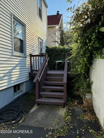 a view of a house with backyard and trees