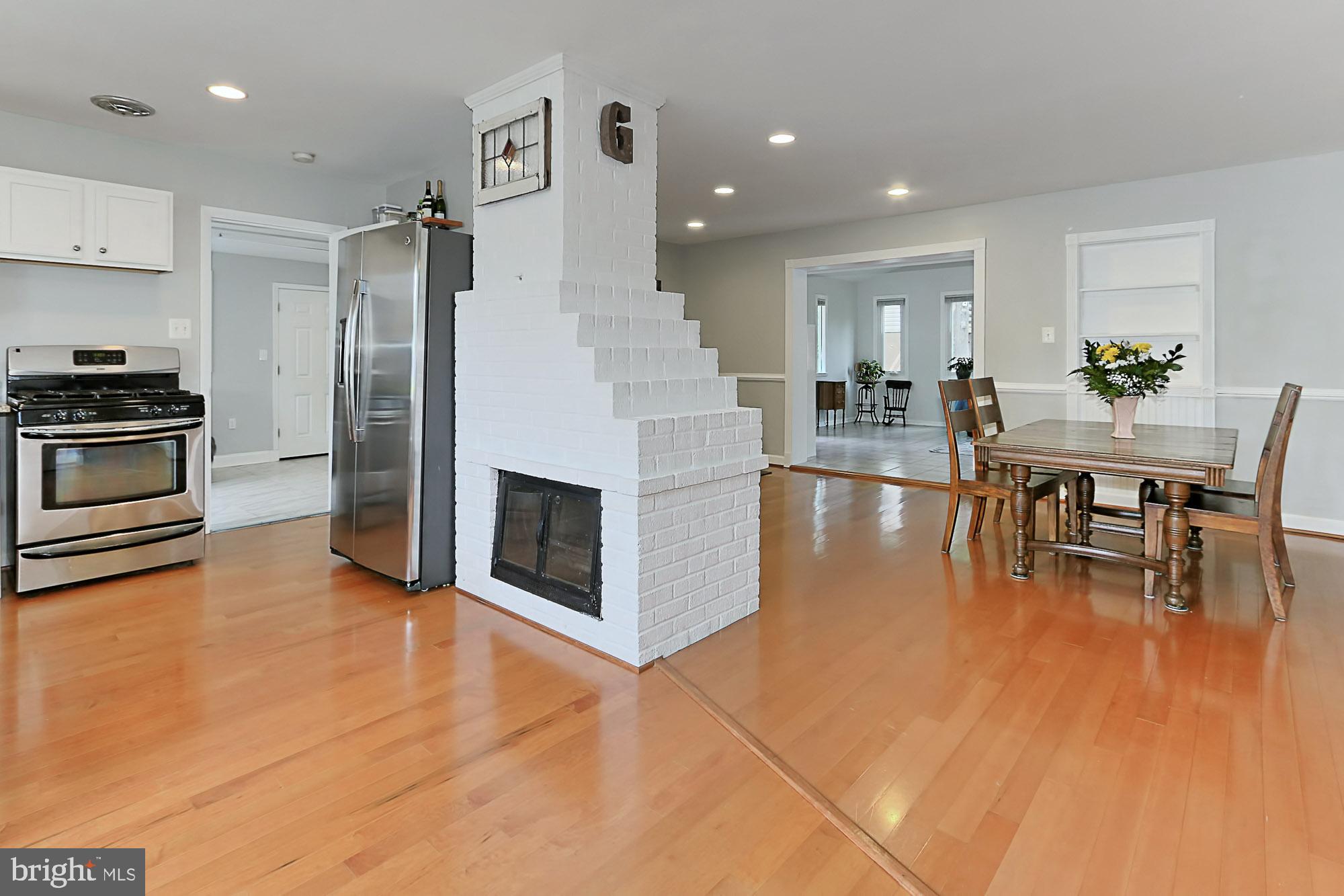 7410 Gresham Street Springfield, VA 22151 - Photo 3 of 28 Open and bright!