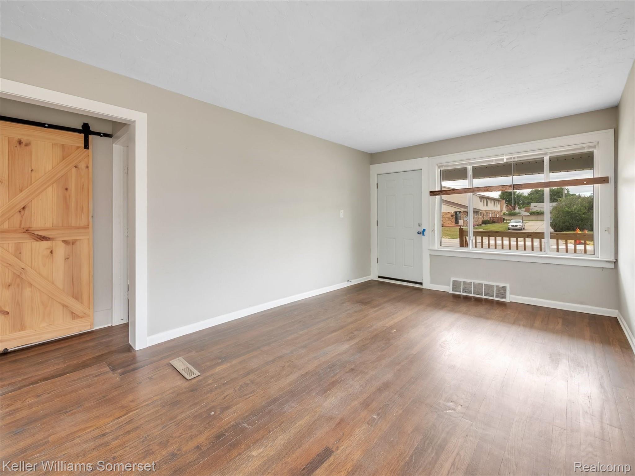 16494 East 10 Mile Road Eastpointe, MI 48021 - Photo 5 of 26 LIVING ROOM