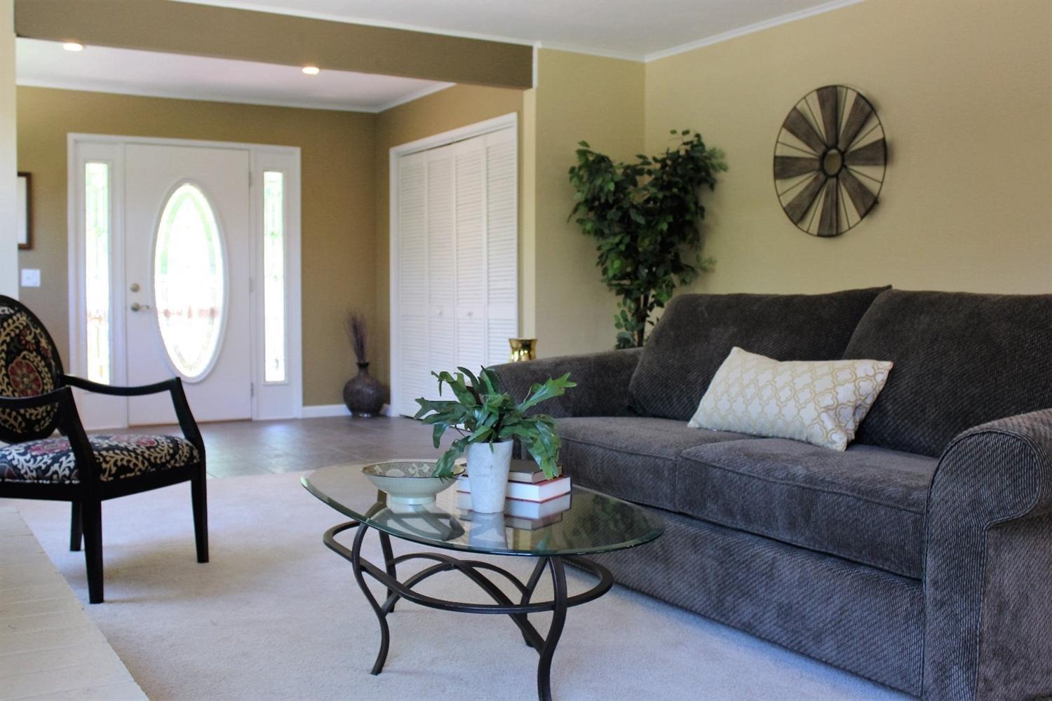 1065 Old Ferry Road Shady Cove, OR 97539 - Photo 9 of 35 living room