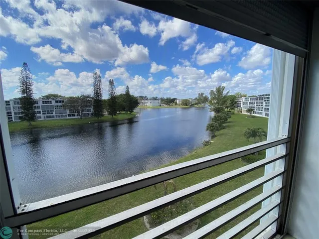 a view of a tennis court