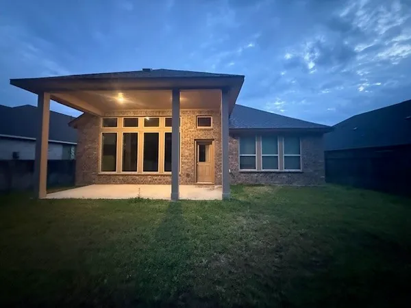 a view of a house with backyard and porch