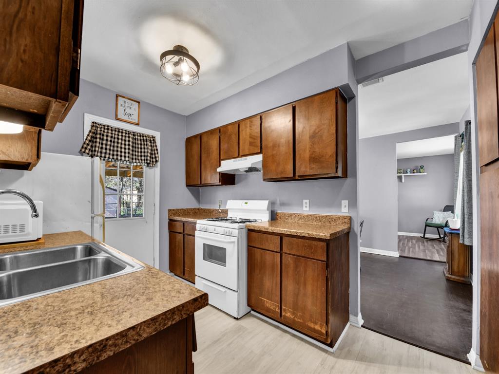 309 North Cedar Street Springtown, TX 76082 - Photo 13 of 22