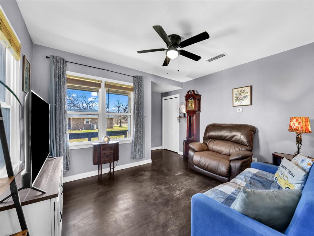 309 North Cedar Street Springtown, TX 76082 - Photo 4 of 22