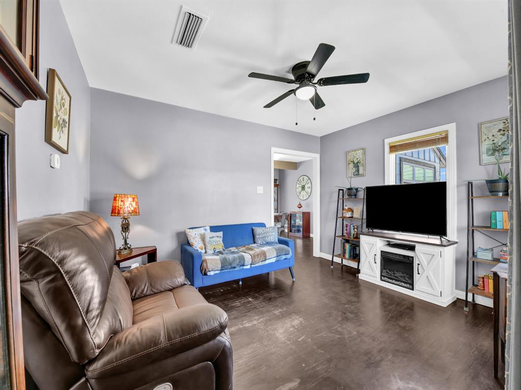 309 North Cedar Street Springtown, TX 76082 - Photo 5 of 22